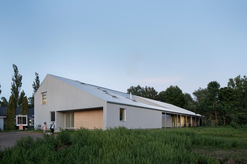 Dossier de presse | 1527-10 - Communiqué de presse | Est-Nord-Est, un centre d’artistes contemporain inspiré par la tradition - Bourgeois / Lechasseur architectes - Architecture institutionnelle - Crédit photo : Adrien Williams