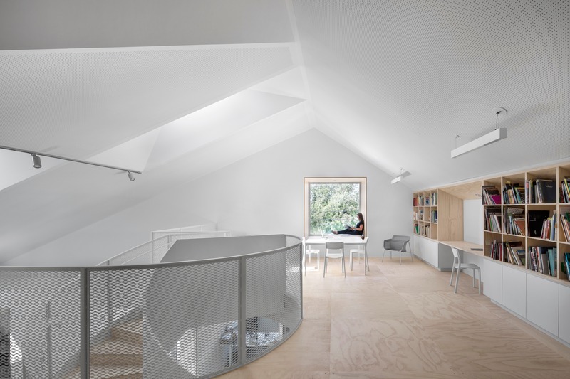 Dossier de presse | 1527-10 - Communiqué de presse | Est-Nord-Est, un centre d’artistes contemporain inspiré par la tradition - Bourgeois / Lechasseur architectes - Architecture institutionnelle - Crédit photo : Adrien Williams