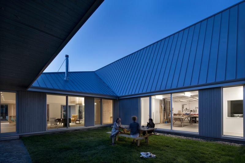 Dossier de presse | 1527-10 - Communiqué de presse | Est-Nord-Est, un centre d’artistes contemporain inspiré par la tradition - Bourgeois / Lechasseur architectes - Architecture institutionnelle - Crédit photo : Adrien Williams