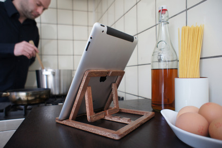 Dossier de presse | 1016-01 - Communiqué de presse | Ipad Stand - OOOMS - Produit - Crédit photo : OOOMS