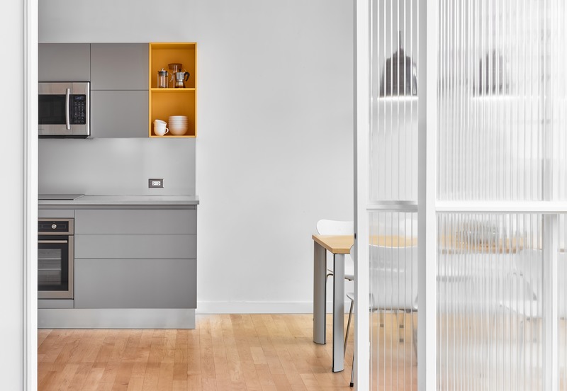 Press kit | 1513-05 - Press release | Azure Publishing Office - Dubbeldam Architecture + Design - Commercial Interior Design - The lunchroom and staff kitchen are fitted with Scavolini cabinets. - Photo credit: Scott Norsworthy