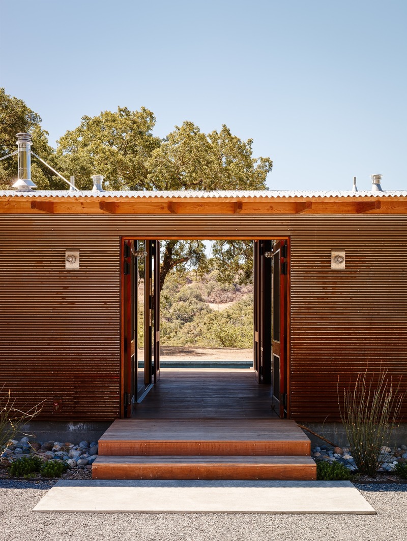 Dossier de presse | 2757-12 - Communiqué de presse | An Architect's Vision for California Living - Malcolm Davis Architecture - Architecture résidentielle - Camp Baird: The Corrugated Cor-Ten steel used for exterior cladding blends beautifully into the landscape. - Crédit photo : Joe Fletcher Photography