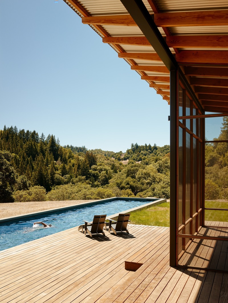 Dossier de presse | 2757-12 - Communiqué de presse | An Architect's Vision for California Living - Malcolm Davis Architecture - Architecture résidentielle - Camp Baird: The heart of the compound - the swimming pool - is flanked by decking and large expanses of grass ideal <span style="font-size: 1rem; letter-spacing: 0.0625em;">for lounging and </span>lawn games.  - Crédit photo : Joe Fletcher Photography