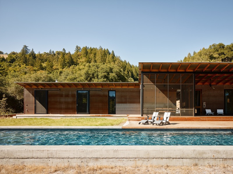 Dossier de presse | 2757-12 - Communiqué de presse | An Architect's Vision for California Living - Malcolm Davis Architecture - Architecture résidentielle - Camp Baird: The modern interpretation of <p>a traditional dogtrot home is comprised of two cabins placed along an L-shaped orientation. </p> - Crédit photo : Joe Fletcher Photography