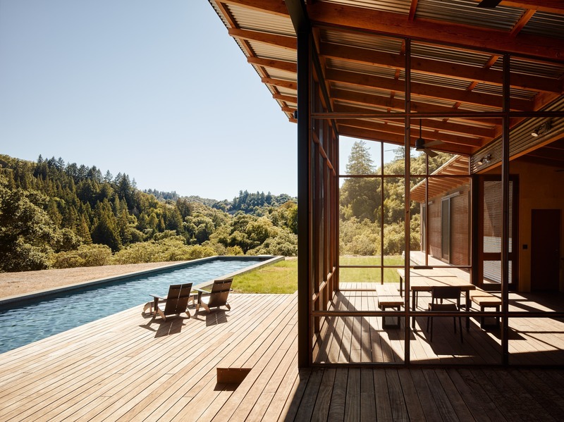 Dossier de presse | 2757-12 - Communiqué de presse | An Architect's Vision for California Living - Malcolm Davis Architecture - Architecture résidentielle - Camp Baird: The elongated, solar-heated lap pool runs the length of the southfacing<p>side, alongside an expansive ipe deck measuring nearly 1600 square feet.</p> - Crédit photo : Joe Fletcher Photography