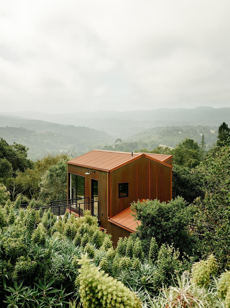 Dossier de presse | 2757-12 - Communiqué de presse | An Architect's Vision for California Living - Malcolm Davis Architecture - Architecture résidentielle - Portola Valley Residence: <span style="font-size: 1rem; letter-spacing: 0.0625em;">Clad with Cor-Ten </span>corrugated steel, the guest house<span style="font-size: 1rem; letter-spacing: 0.0625em;"> evokes the </span>area’s agricultural buildings.  - Crédit photo : Joe Fletcher Photography