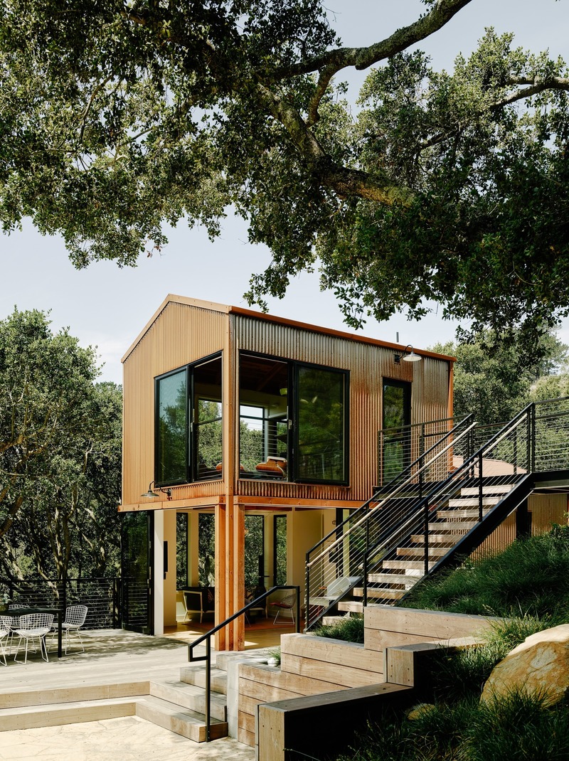 Dossier de presse | 2757-12 - Communiqué de presse | An Architect's Vision for California Living - Malcolm Davis Architecture - Architecture résidentielle - Portola Valley Residence: The home's new guesthouse includes a sitting area and a second-floor artist’s studio that connects to the main house via a bridge. - Crédit photo : Joe Fletcher Photography