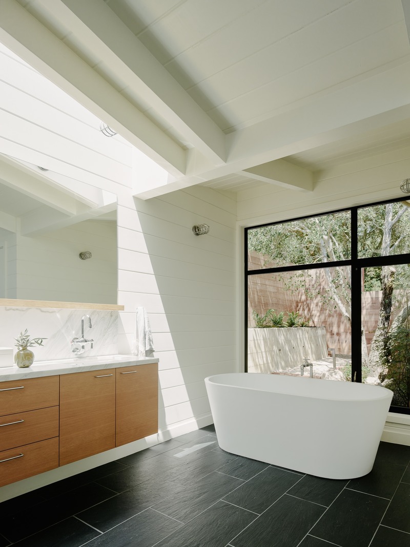 Dossier de presse | 2757-12 - Communiqué de presse | An Architect's Vision for California Living - Malcolm Davis Architecture - Architecture résidentielle - Portola Valley Residence: Skylights in the master bathroom animate the space throughout the day.  - Crédit photo : Joe Fletcher Photography