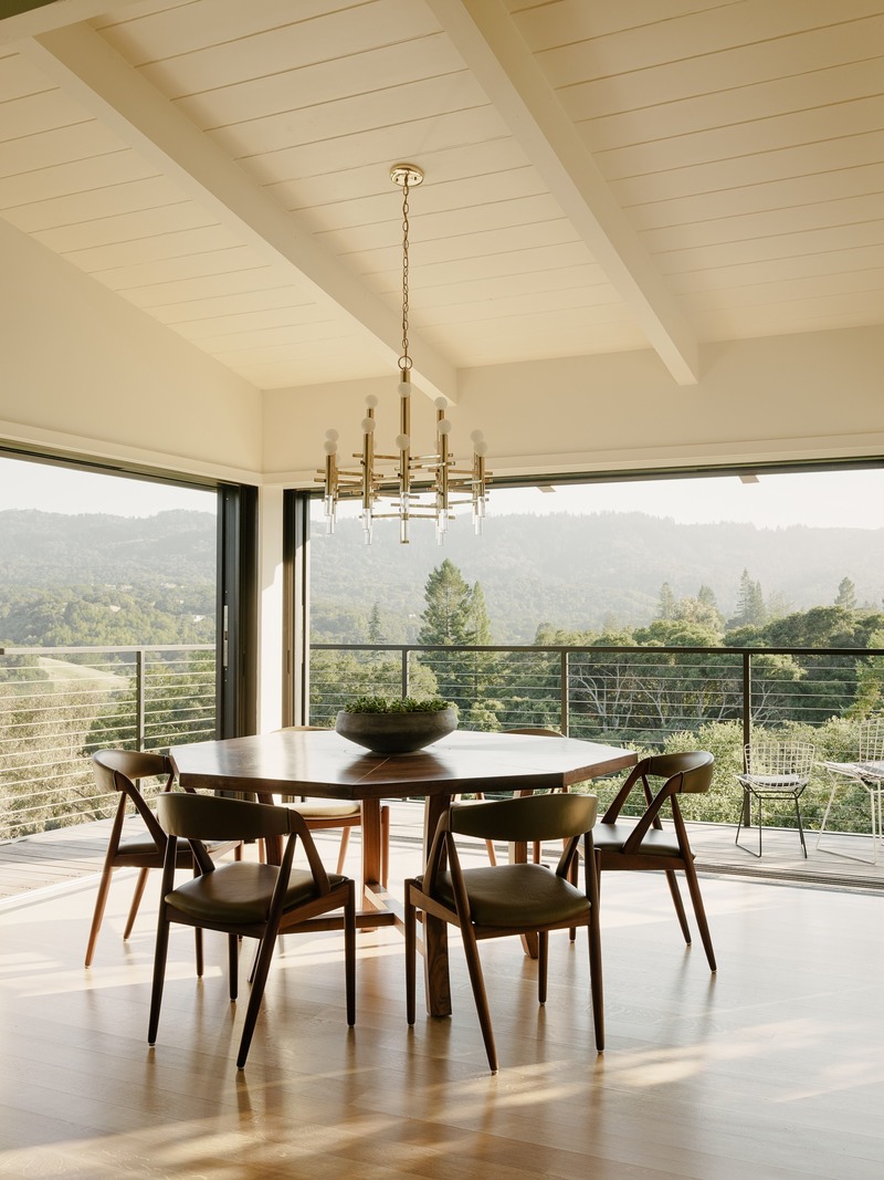 Dossier de presse | 2757-12 - Communiqué de presse | An Architect's Vision for California Living - Malcolm Davis Architecture - Architecture résidentielle - Portola Valley Residence: <p>The dining room offers both spectacular views and access to the<span style="font-size: 1rem; letter-spacing: 0.0625em;"> spacious new balcony.</span></p> - Crédit photo : Joe Fletcher Photography