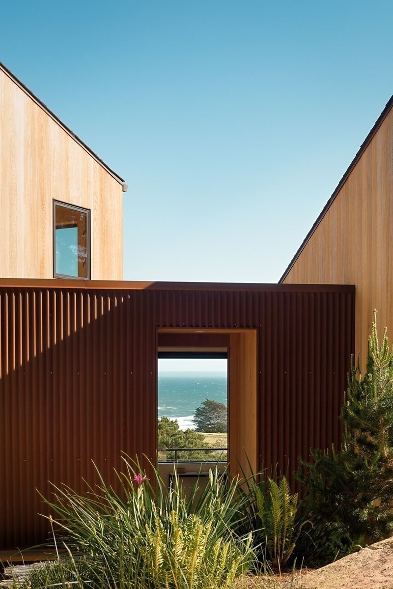 Dossier de presse | 2757-12 - Communiqué de presse | An Architect's Vision for California Living - Malcolm Davis Architecture - Architecture résidentielle - Coastal Retreat: Corrugated Cor-Ten steel clads the entryway connecting the home's distinctive cedar-clad wings. - Crédit photo : Joe Fletcher Photography