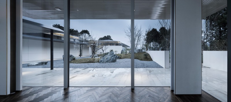 Dossier de presse | 4181-01 - Communiqué de presse | Greentown Yiwu Peach Blossom Land Living Experience Centre - Hangzhou 9M Architectural Design Co., Ltd. - Évènement + Exposition - Courtyard and Building - Crédit photo : Li Yao