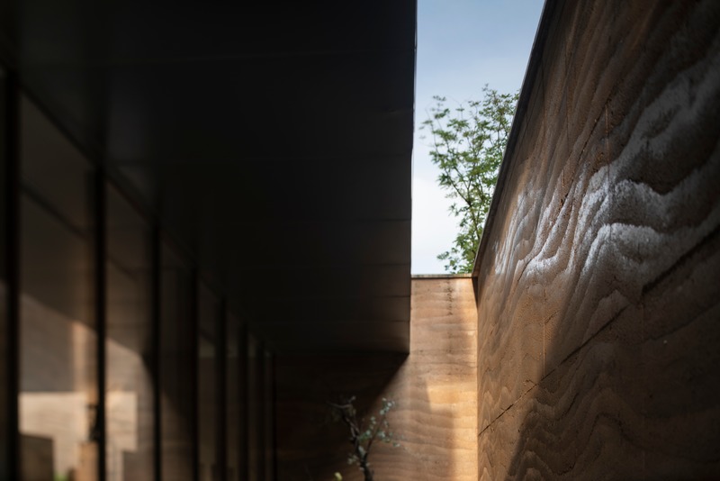 Dossier de presse | 4181-01 - Communiqué de presse | Greentown Yiwu Peach Blossom Land Living Experience Centre - Hangzhou 9M Architectural Design Co., Ltd. - Évènement + Exposition - Rammed Earth Wall - Crédit photo : Li Yao