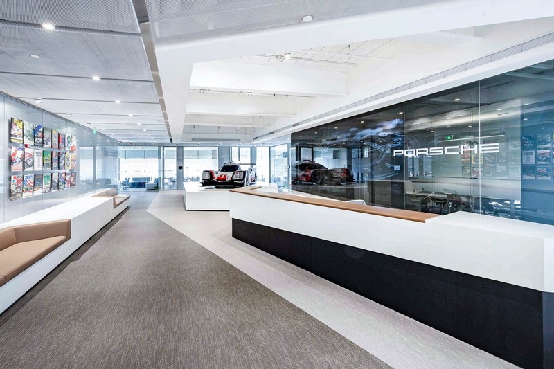 Dossier de presse | 3593-05 - Communiqué de presse | Porsche China Headquarter - anySCALE Architecture Design - Design d’intérieur commercial - Crédit photo : JEB