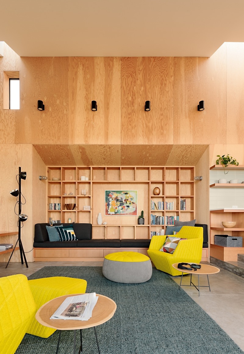 Dossier de presse | 2757-12 - Communiqué de presse | An Architect's Vision for California Living - Malcolm Davis Architecture - Architecture résidentielle - Coastal Retreat: Wall-mounted lighting add an industrial touch to the bright and airy living room.  - Crédit photo : Joe Fletcher Photography