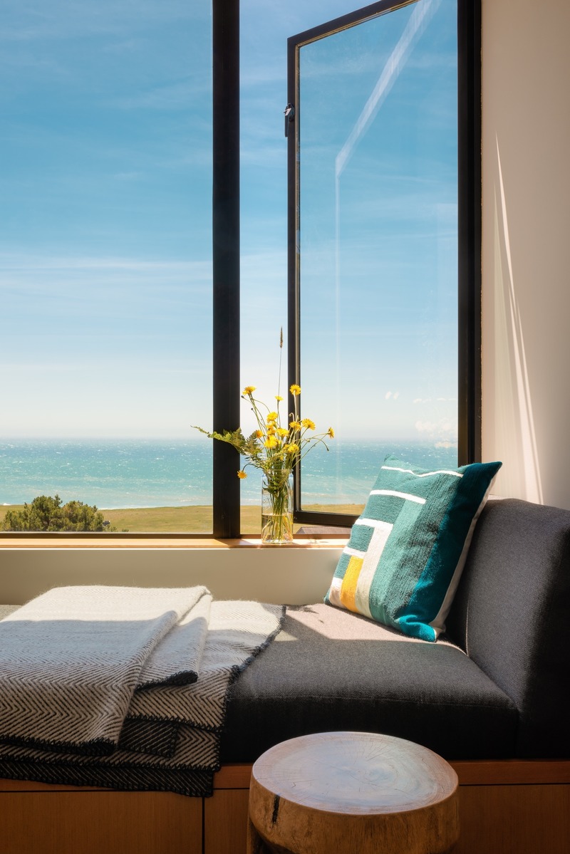 Dossier de presse | 2757-12 - Communiqué de presse | An Architect's Vision for California Living - Malcolm Davis Architecture - Architecture résidentielle - Coastal Retreat: A window nook in the master bedroom offers spectacular views of the Pacific Ocean. - Crédit photo : Joe Fletcher Photography