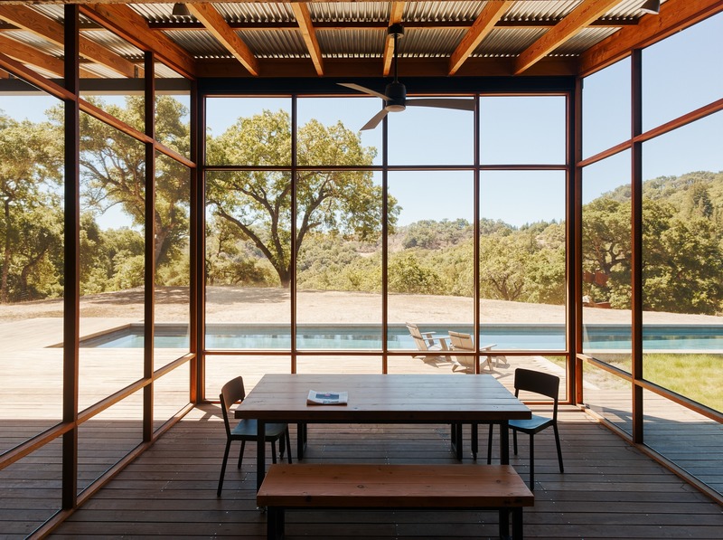 Dossier de presse | 2757-12 - Communiqué de presse | An Architect's Vision for California Living - Malcolm Davis Architecture - Architecture résidentielle -  Camp Baird: The screened-in porch, clad in ipe and black fiberglass mesh, serves as a sheltered open-air dining area.  - Crédit photo : Joe Fletcher Photography