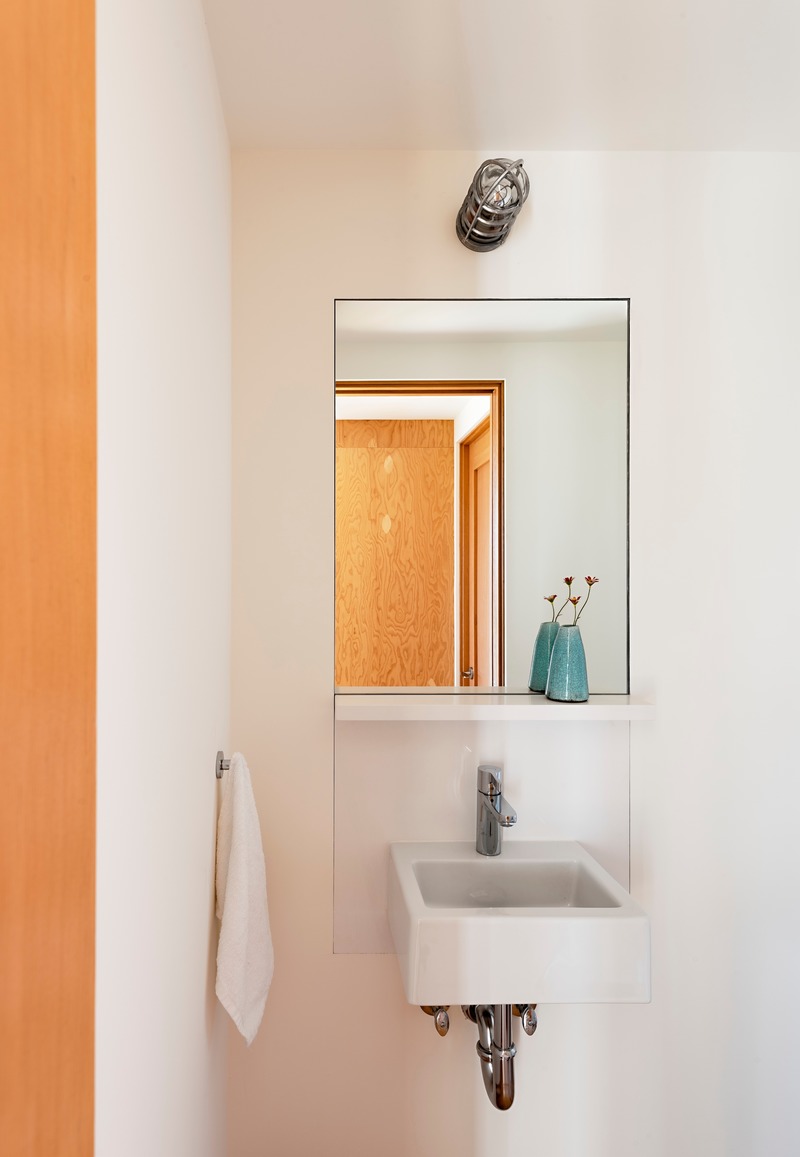 Dossier de presse | 2757-12 - Communiqué de presse | An Architect's Vision for California Living - Malcolm Davis Architecture - Architecture résidentielle - Coastal Retreat: In one of the home's bathrooms, durable, low-maintenance materials speak to the minimal, Scandinavian-inspired aesthetic. - Crédit photo : Joe Fletcher Photography