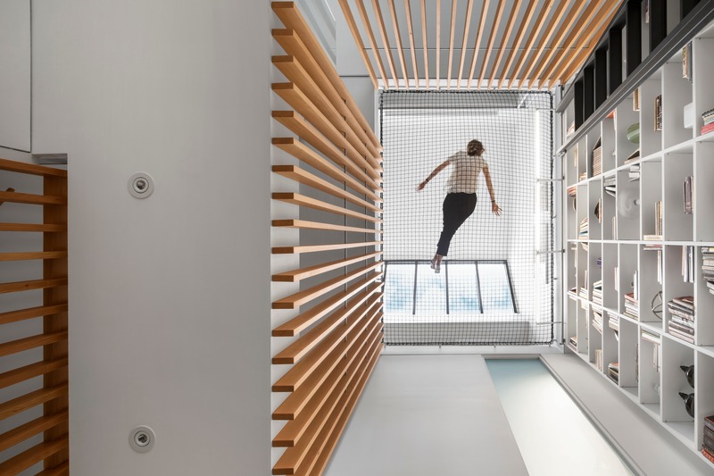 Dossier de presse | 2054-02 - Communiqué de presse | Maison de ville à atrium - RobitailleCurtis - Architecture résidentielle - Looking up through the atrium - Crédit photo : Adrien Williams