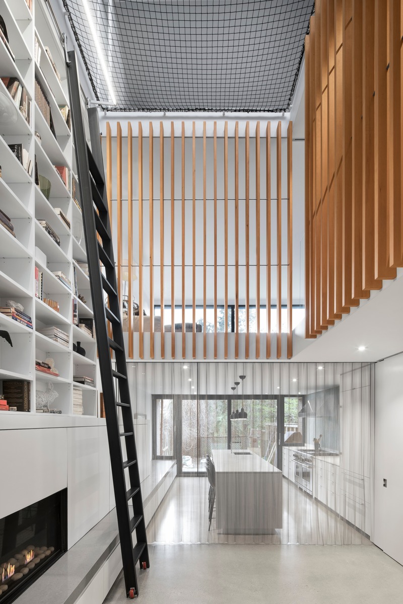 Dossier de presse | 2054-02 - Communiqué de presse | Maison de ville à atrium - RobitailleCurtis - Architecture résidentielle - View towards kitchen with stainless steel mesh screen - Crédit photo : Adrien Williams