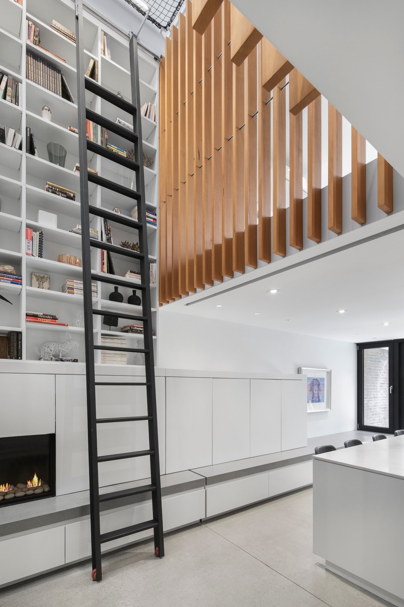 Dossier de presse | 2054-02 - Communiqué de presse | Maison de ville à atrium - RobitailleCurtis - Architecture résidentielle - Linear hearth and detail view of ladder and millwork at atrium and kitchen  - Crédit photo : Adiren Williams