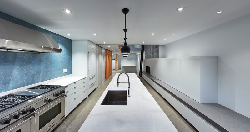 Dossier de presse | 2054-02 - Communiqué de presse | Maison de ville à atrium - RobitailleCurtis - Architecture résidentielle -  Kitchen looking north towards atrium along the length of the linear hearth - Crédit photo : Marc Cramer