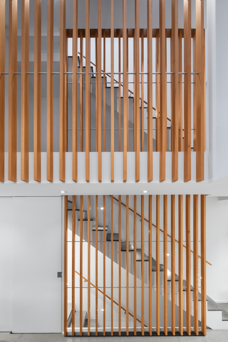 Dossier de presse | 2054-02 - Communiqué de presse | Maison de ville à atrium - RobitailleCurtis - Architecture résidentielle - Douglas fir screen as ground floor and second floor bridge - Crédit photo : Adrien Williams