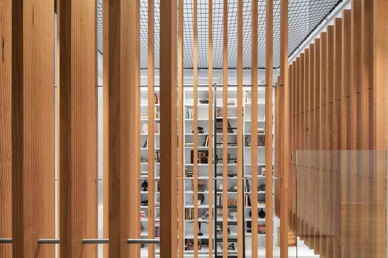 Dossier de presse | 2054-02 - Communiqué de presse | Maison de ville à atrium - RobitailleCurtis - Architecture résidentielle - Douglas fir screens @ second floor bridge - Crédit photo : Adrien Williams