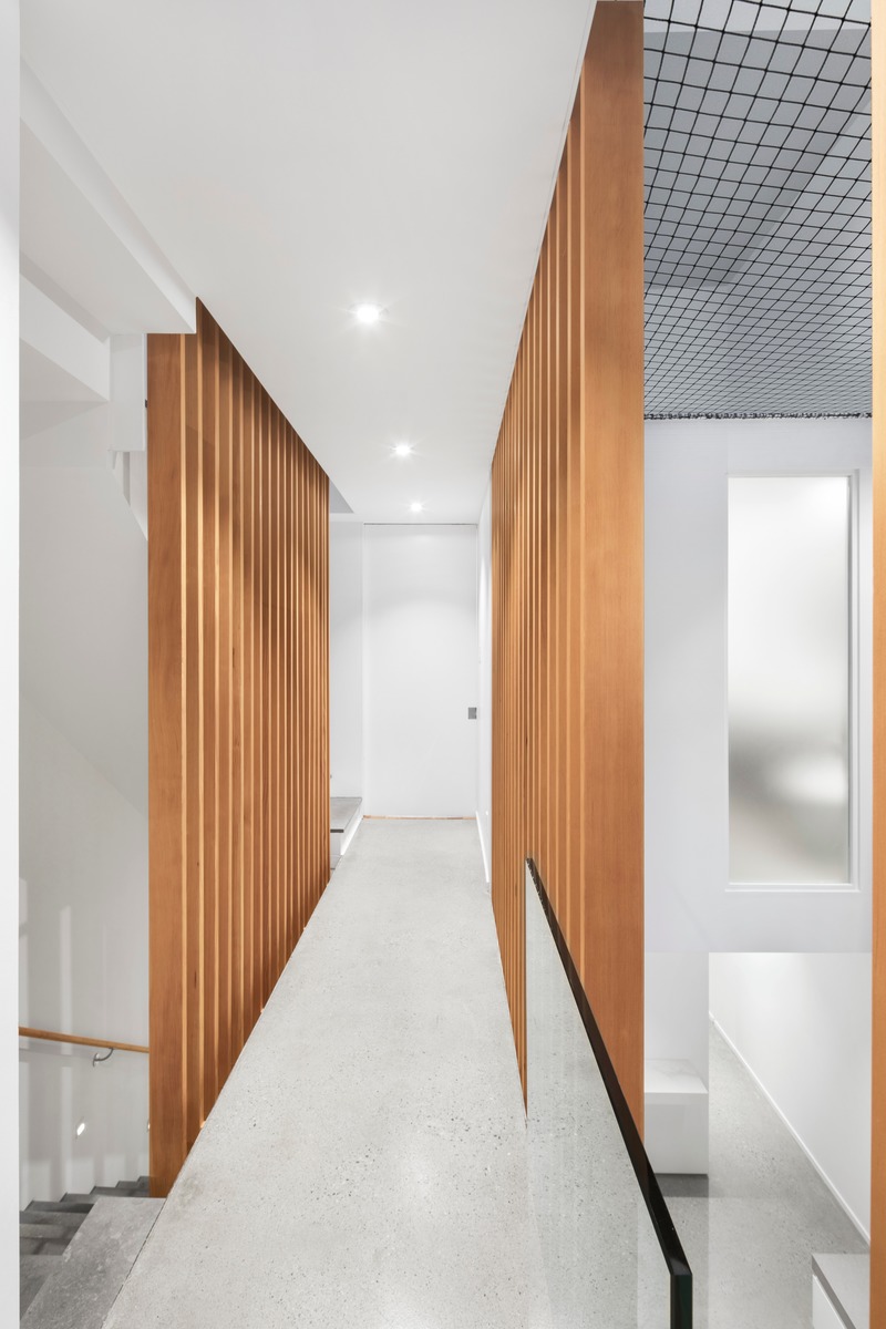 Dossier de presse | 2054-02 - Communiqué de presse | Maison de ville à atrium - RobitailleCurtis - Architecture résidentielle - View of bridge at second floor towards master suite - Crédit photo : Adrien Williams