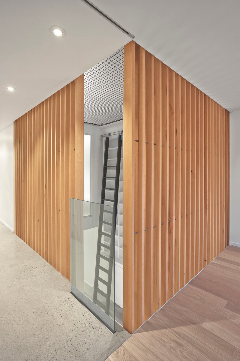 Dossier de presse | 2054-02 - Communiqué de presse | Maison de ville à atrium - RobitailleCurtis - Architecture résidentielle - Cubic volume of atrium as framed by douglas fir with net ceiling - Crédit photo : Marc Cramer