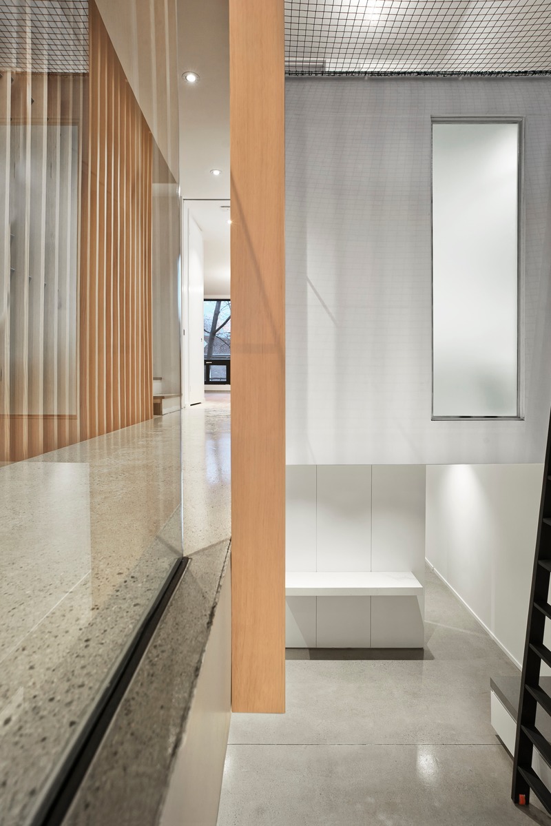Dossier de presse | 2054-02 - Communiqué de presse | Maison de ville à atrium - RobitailleCurtis - Architecture résidentielle - Detail of material intersection: concrete bridge, glass guardrail, and douglas fir at second floor atrium overlook - Crédit photo : Marc Cramer