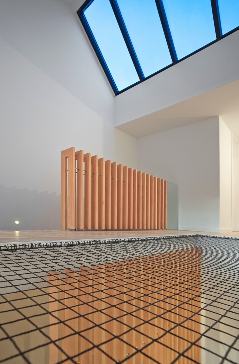 Dossier de presse | 2054-02 - Communiqué de presse | Maison de ville à atrium - RobitailleCurtis - Architecture résidentielle - Third floor view of net floor with douglas fir guardrailing, and sawtooth sky light above - Crédit photo : Marc Cramer