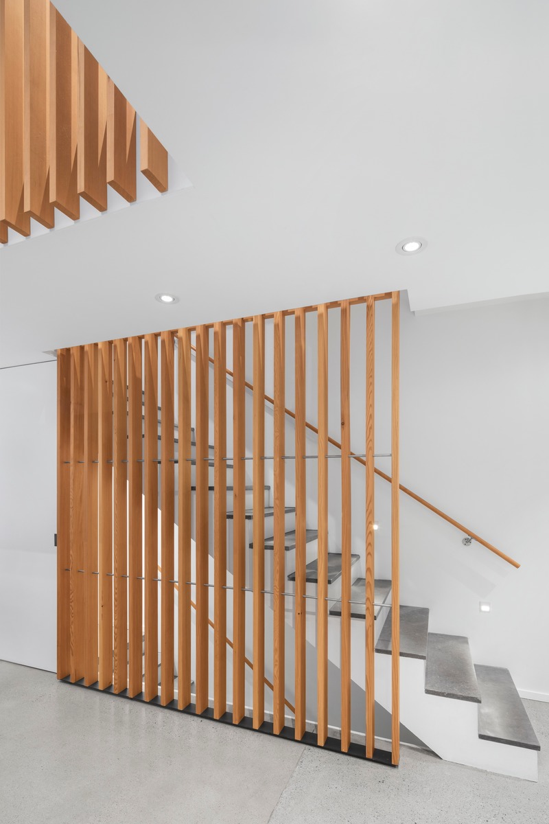 Dossier de presse | 2054-02 - Communiqué de presse | Maison de ville à atrium - RobitailleCurtis - Architecture résidentielle - Main Stair - up and down - Crédit photo : Adrien Williams