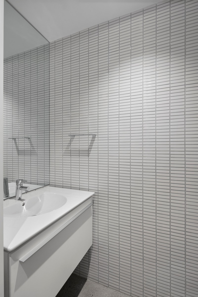 Dossier de presse | 2054-02 - Communiqué de presse | Maison de ville à atrium - RobitailleCurtis - Architecture résidentielle - Powder room concealed within millwork cube - Crédit photo : Adrien Williams
