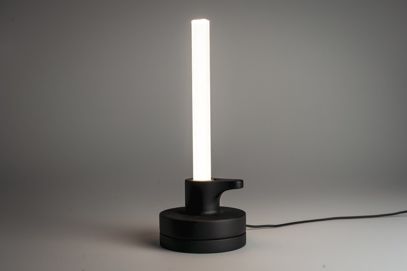 Dossier de presse | 2704-10 - Communiqué de presse | Pure Talents Contest 2020: 20 ideas for the lifestyles of tomorrow - imm cologne 2020, Koelnmesse GmbH - Évènement + Exposition - <p>Efterlyst by Moa Lundfeldt and Gustav Rossander</p><p><br></p>Efterlyst is a stationery area light that can function as a mobile light source for improving quality of life for people that are temporarily off the grid. The lamp continues to illuminate during a power outage due to its integrated battery. The charging station and lamp are designed as a unit, encouraging the user to connect the two again after usage to ensure that the battery is always charged. - Crédit photo : Moa Lundfeldt, Gustav Rossander; Koelnmesse<br>
