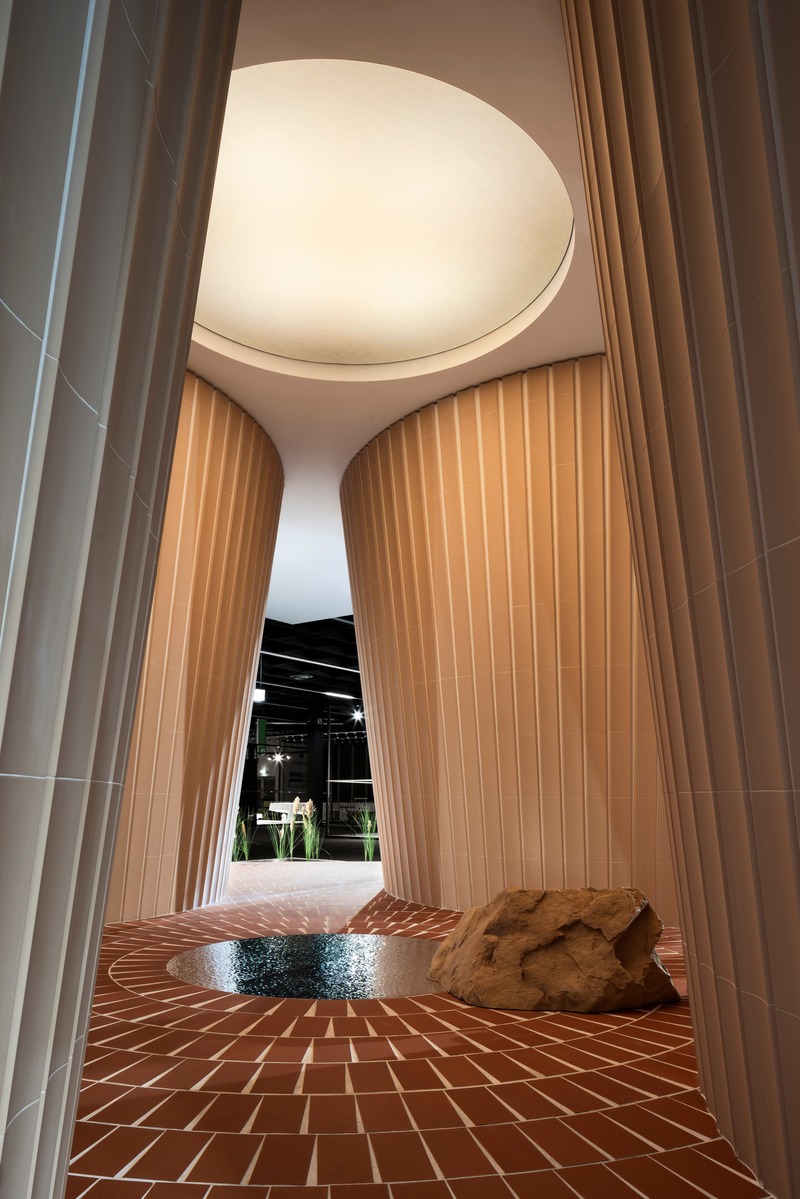 Dossier de presse | 2704-11 - Communiqué de presse | Das Haus at imm cologne 2020: living in air and light - imm cologne 2020, Koelnmesse GmbH - Évènement + Exposition - <p class="">“We pictured a space where you can focus without being influenced by anything, a space that doesn’t bombard you with stimuli so that you can retreat into yourself,” say the Spanish designers Alberto Sánchez (left) and Eduardo Villalón. “Because if you feel the urge to retreat, you ought to be able to do it properly.”</p> - Crédit photo : Constantin Meyer; Koelnmesse