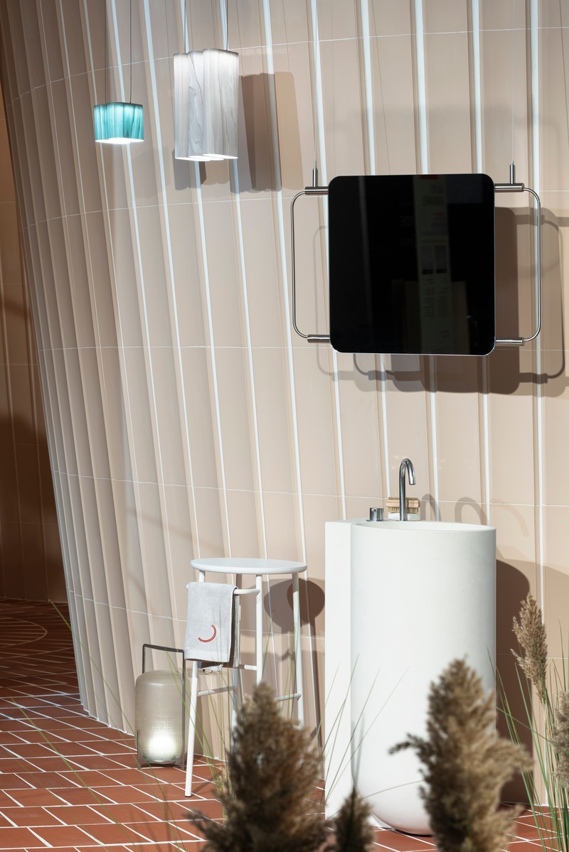 Dossier de presse | 2704-11 - Communiqué de presse | Das Haus at imm cologne 2020: living in air and light - imm cologne 2020, Koelnmesse GmbH - Évènement + Exposition - The sanitaryware – a bowl-shaped bathtub and a washbasin reminiscent of a fountain basin (self-produced in collaboration with Mabello) – goes by the name of Eclipse and is combined with a new clothes stand that doubles as a room divider for the Nudo collection (Ex.t).<span lang="EN-GB"></span> - Crédit photo : Constantin Meyer; Koelnmesse