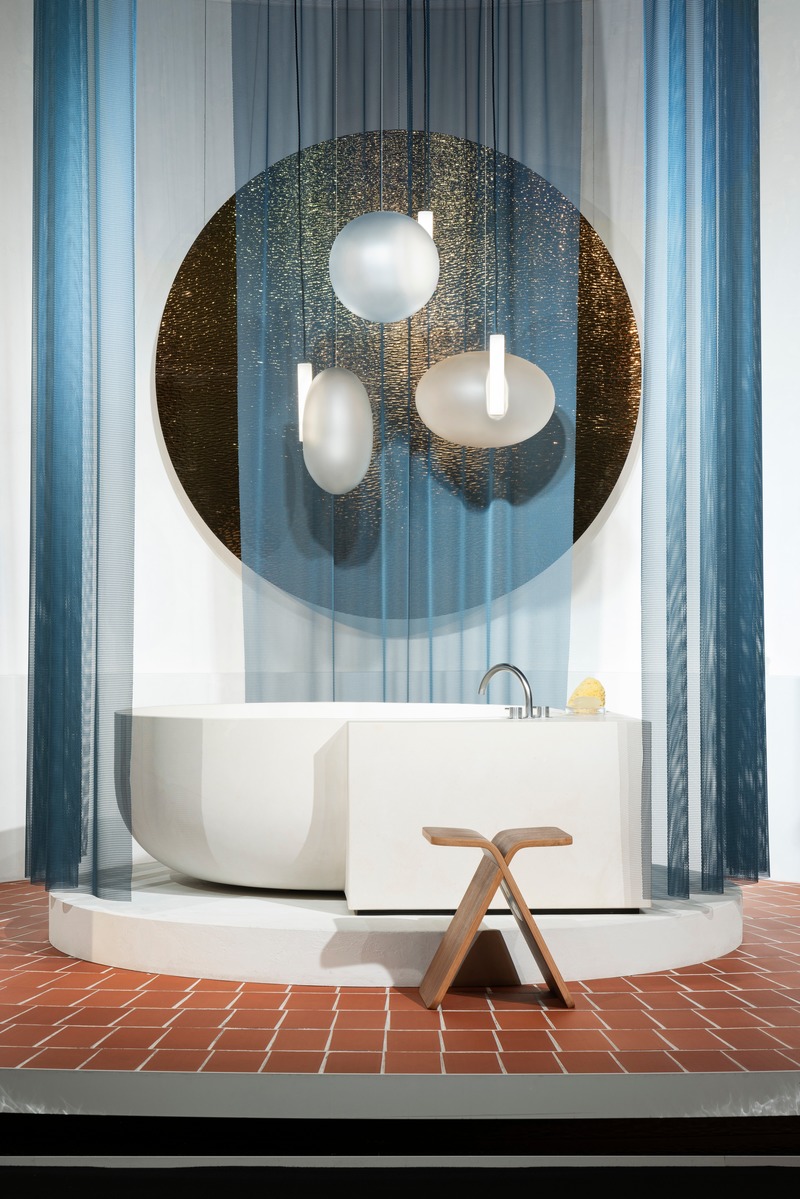 Dossier de presse | 2704-11 - Communiqué de presse | Das Haus at imm cologne 2020: living in air and light - imm cologne 2020, Koelnmesse GmbH - Évènement + Exposition - The design of the Cleanness Area mixes elements of the traditional bathroom with those of a communal bathing house.Like a hammam, this zone is meant as a cleansing place.<span lang="EN-GB"></span> - Crédit photo : Constantin Meyer; Koelnmesse