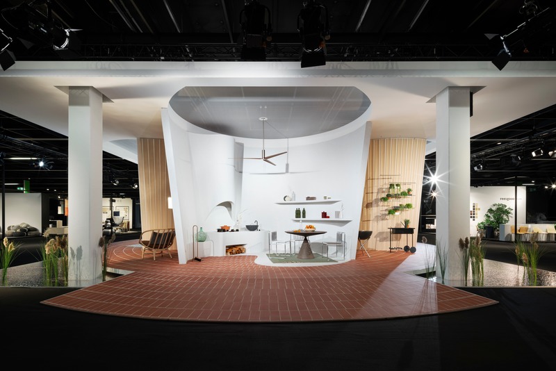 Dossier de presse | 2704-11 - Communiqué de presse | Das Haus at imm cologne 2020: living in air and light - imm cologne 2020, Koelnmesse GmbH - Évènement + Exposition - Das Haus 2020 is reminiscent of a classical pavilion: formed from the combination of a circle and a square, styled with minimalist furnishings, open on all sides. It’s an example of ideal architecture, perfect for a house nestled within the Albufera. The colours of this breathtaking lagoon landscape were an inspiration for Alberto Sánchez and Eduardo Villalón – who founded MUT Design ten years ago – in their selection of materials and harmonious colour schemes for their vision of home living for imm cologne 2020. - Crédit photo : Constantin Meyer; Koelnmesse