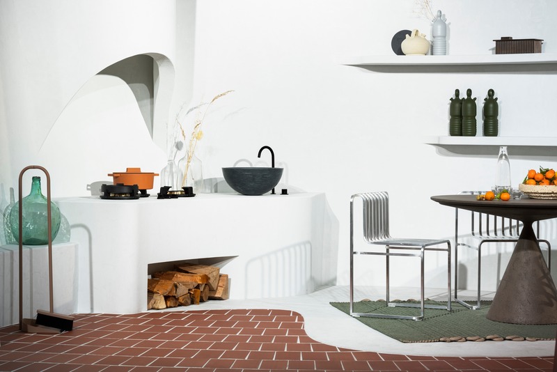Dossier de presse | 2704-11 - Communiqué de presse | Das Haus at imm cologne 2020: living in air and light - imm cologne 2020, Koelnmesse GmbH - Évènement + Exposition - High-quality tables, chairs, pouffes and rugs – all suitable for outdoor use – occupy the four spaces that open concavely outwards: an outdoor cooking station serves as the barbecue-ready kitchen. - Crédit photo : Constantin Meyer; Koelnmesse