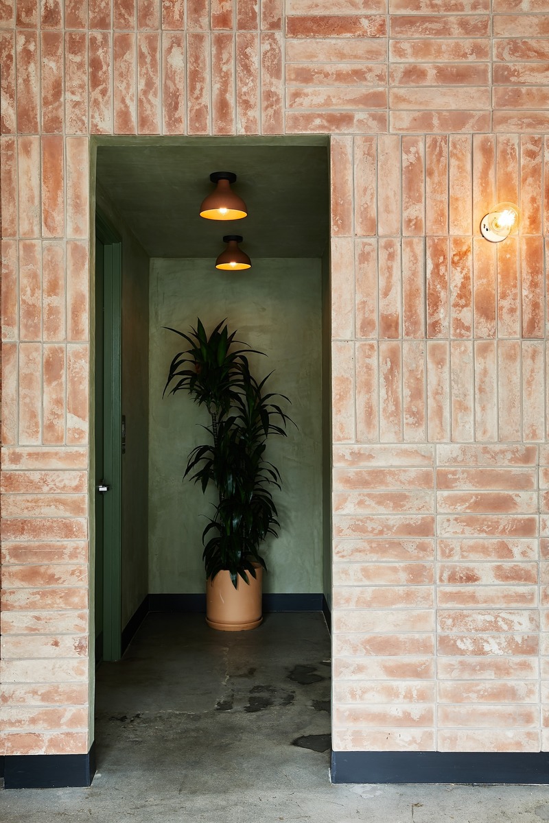 Dossier de presse | 4369-01 - Communiqué de presse | Loqui, Handcrafted Taqueria - Wick Architecture and Design - Architecture commerciale - Loqui Interior: Restroom Hall - Crédit photo : Nicole LaMotte