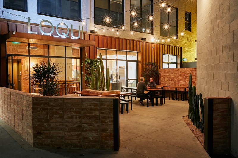 Dossier de presse | 4369-01 - Communiqué de presse | Loqui, Handcrafted Taqueria - Wick Architecture and Design - Architecture commerciale - Loqui Exterior: Night - Crédit photo : Nicole LaMotte