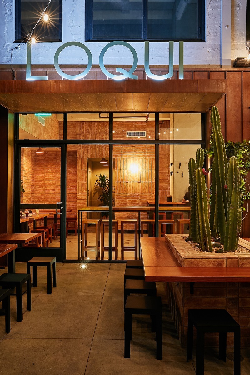 Dossier de presse | 4369-01 - Communiqué de presse | Loqui, Handcrafted Taqueria - Wick Architecture and Design - Architecture commerciale - Loqui Exterior: Night - Crédit photo : Nicole LaMotte