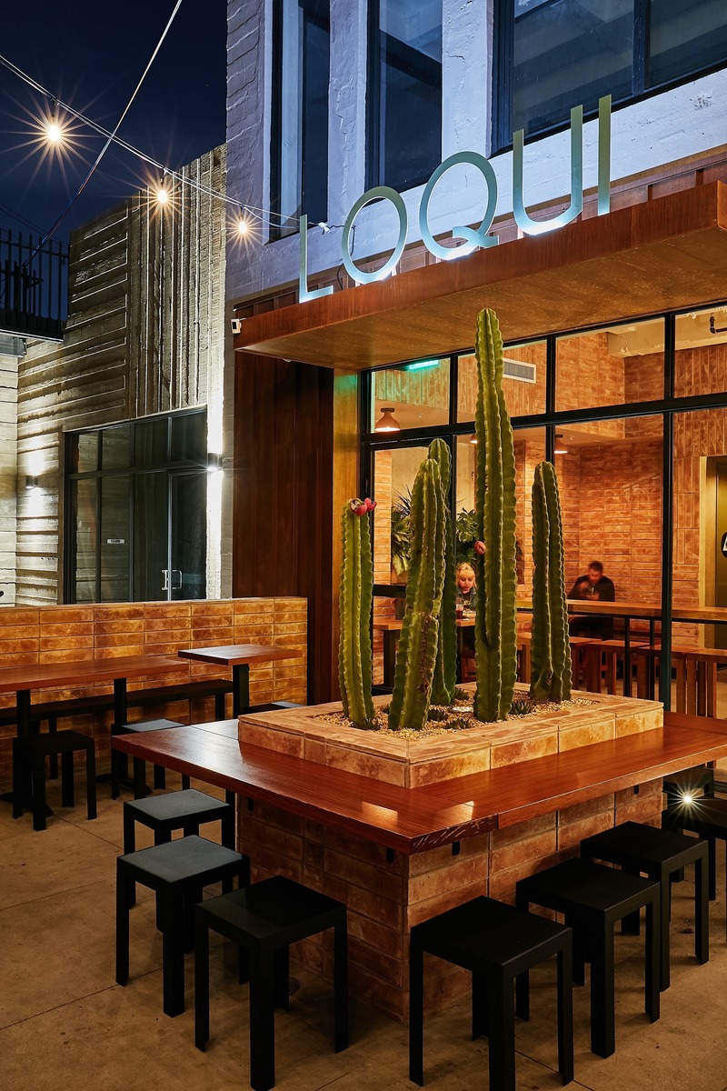 Dossier de presse | 4369-01 - Communiqué de presse | Loqui, Handcrafted Taqueria - Wick Architecture and Design - Architecture commerciale - Loqui Exterior: Night - Crédit photo : Nicole LaMotte