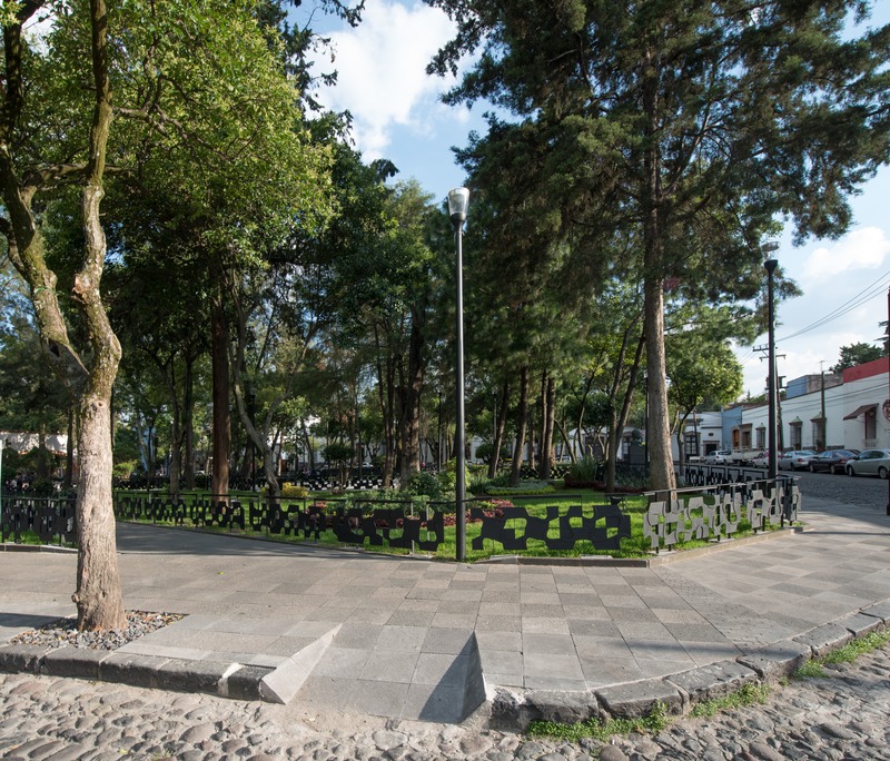 Dossier de presse | 4176-01 - Communiqué de presse | San Jacinto Square’s Urban Renewal - estereotomia - Design urbain - artisitic steel railings and stone floors - Crédit photo : Jaime Navarro