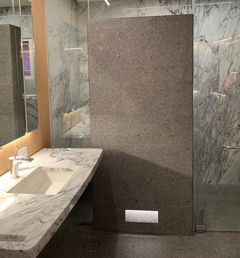 Dossier de presse | 4176-03 - Communiqué de presse | ‘Antigua’ High-Rise Apartment in Mexico City - estereotomia - Architecture résidentielle - Marble and Granite Bathroom - Crédit photo : Jaime Navarro