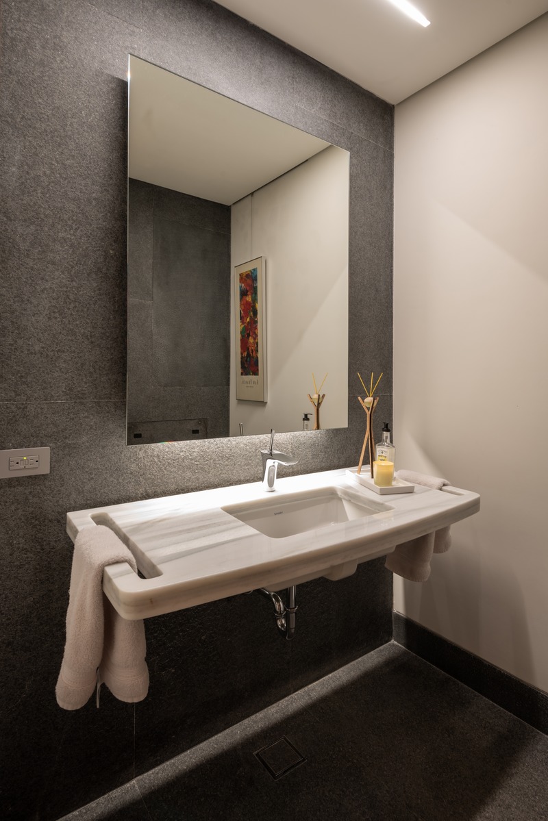 Dossier de presse | 4176-03 - Communiqué de presse | ‘Antigua’ High-Rise Apartment in Mexico City - estereotomia - Architecture résidentielle - Marble and Granite Bathroom - Crédit photo : Jaime Navarro
