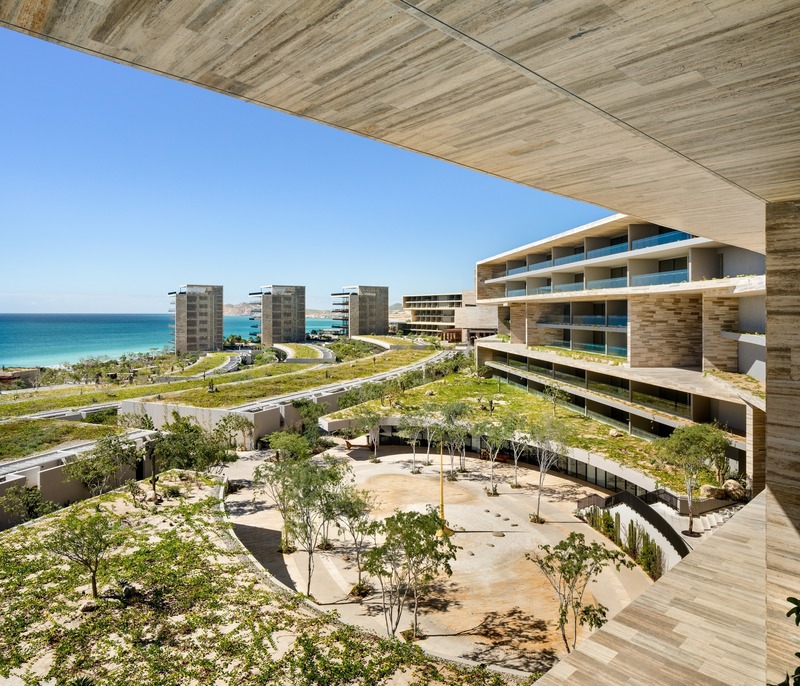 Dossier de presse | 3120-02 - Communiqué de presse | Solaz Los Cabos Hotel - Sordo Madaleno - Architecture commerciale -         <p class="">Exterior View - Plaza Solaz</p> - Crédit photo : © Sordo Madaleno Arquitectos, photo by Rafael Gamo