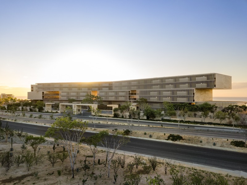 Dossier de presse | 3120-02 - Communiqué de presse | Solaz Los Cabos Hotel - Sordo Madaleno - Architecture commerciale -         <p class="">Exterior View from the highway</p> - Crédit photo : © Sordo Madaleno Arquitectos, photo by Rafael Gamo