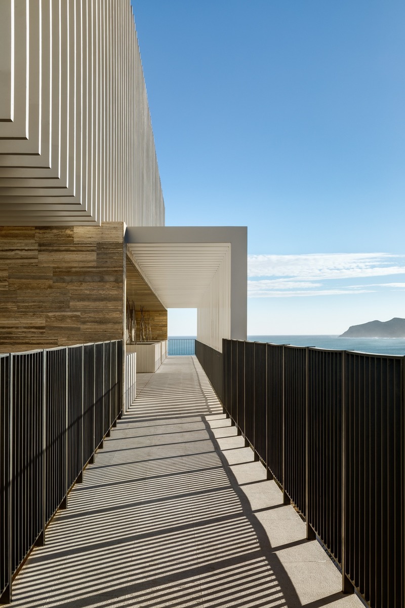 Dossier de presse | 3120-02 - Communiqué de presse | Solaz Los Cabos Hotel - Sordo Madaleno - Architecture commerciale -         <p class="">Exterior View - Circulations</p> - Crédit photo : © Sordo Madaleno Arquitectos, photo by Rafael Gamo