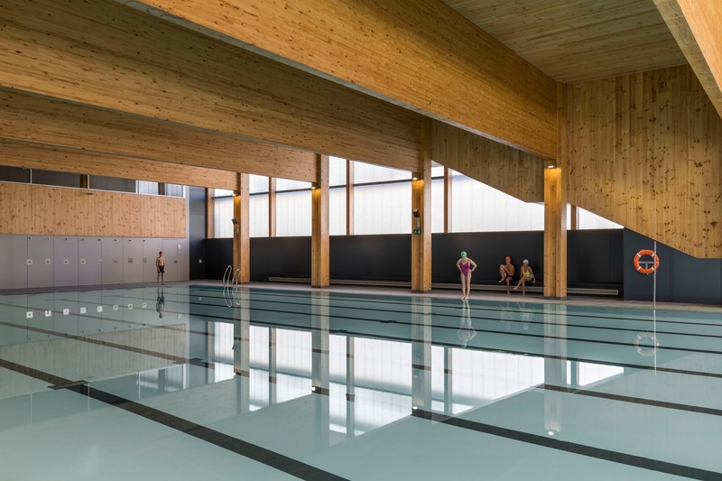 Dossier de presse | 4080-01 - Communiqué de presse | Turó de la Peira's Sports Center and layout of the interior urban block - Arquitectura Anna Noguera - Architecture institutionnelle - Turó de la Peira: Swimming in a pool wrapped by the wood’s color, the smell and texture - Crédit photo : Enric Duch